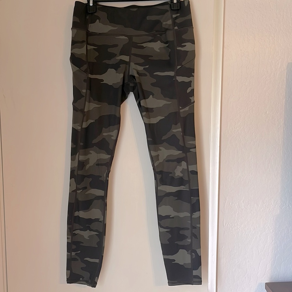 Athleta Camo Leggings/Tights Medium Tall